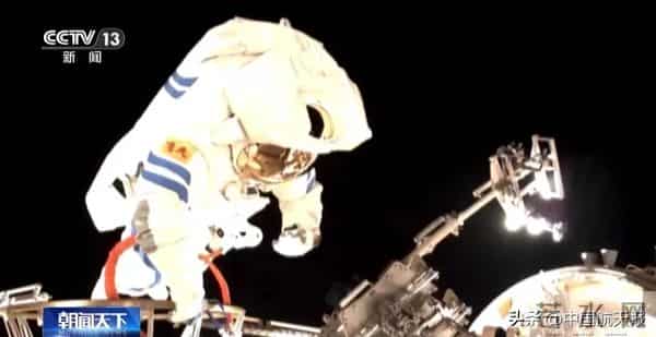 中国空间站在轨舱外航天服D、E首次成功保障出舱任务