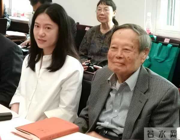 杨振宁去世不到两个月,翁帆发声回忆丈夫,仅凭一个举动口碑暴增