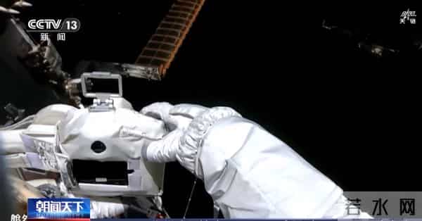 被美国骗了？航天员出舱巡检神舟二十号飞船：画面还原太空原貌