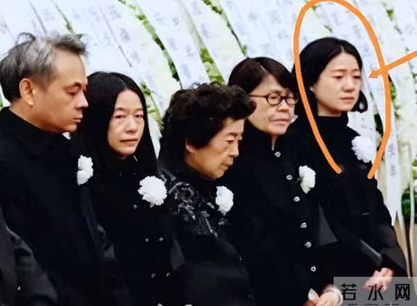 杨振宁去世不到两个月,翁帆发声回忆丈夫,仅凭一个举动口碑暴增