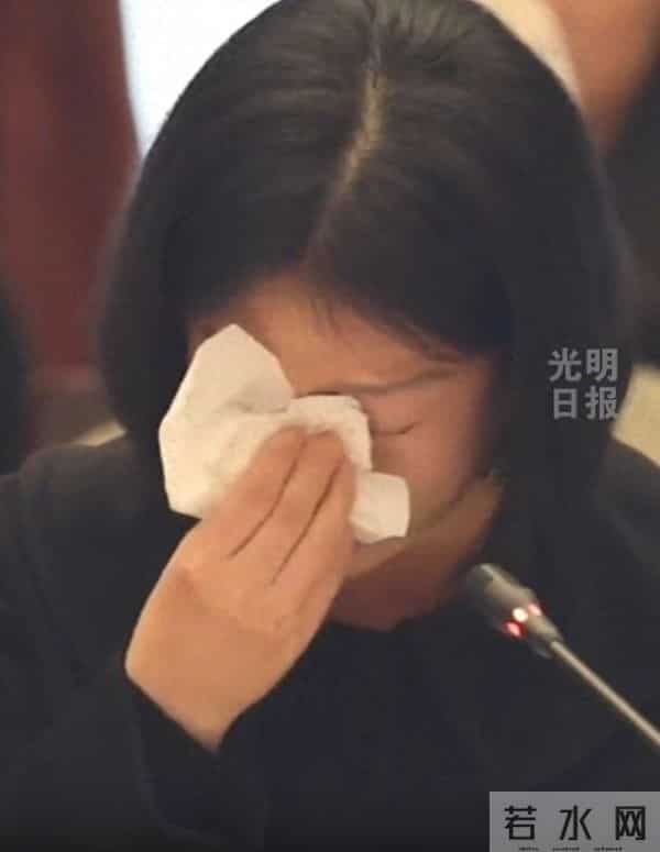 翁帆首次发声回忆杨振宁，几度哽咽中断