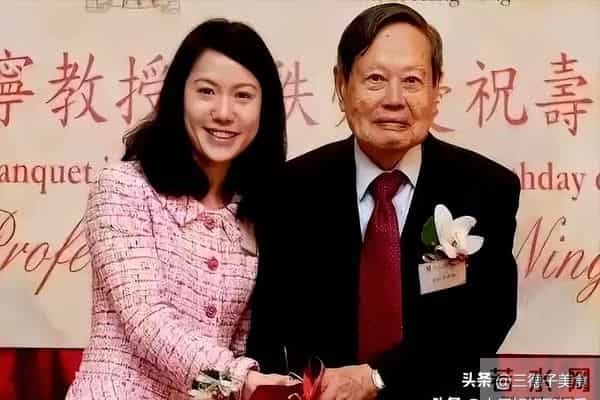 杨振宁清华追悼会上，遗孀翁帆哽咽发声，对丈夫的特殊称呼显真情