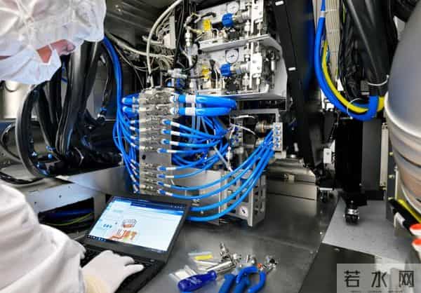 “咬死”ASML,禁止维修光刻机只是开始,轮到中国工程师头疼了!