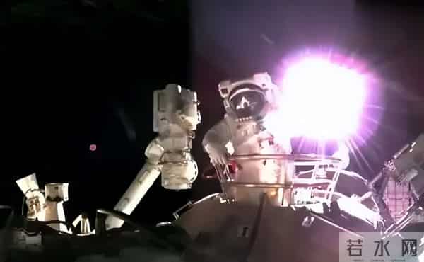 被美国给骗了？航天员出舱巡检神舟二十号飞船：画面还原太空原貌