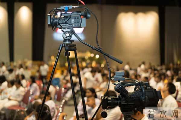 美国卖H200芯片，中国不抵制！奈飞派拉蒙抢华纳，结局难料？