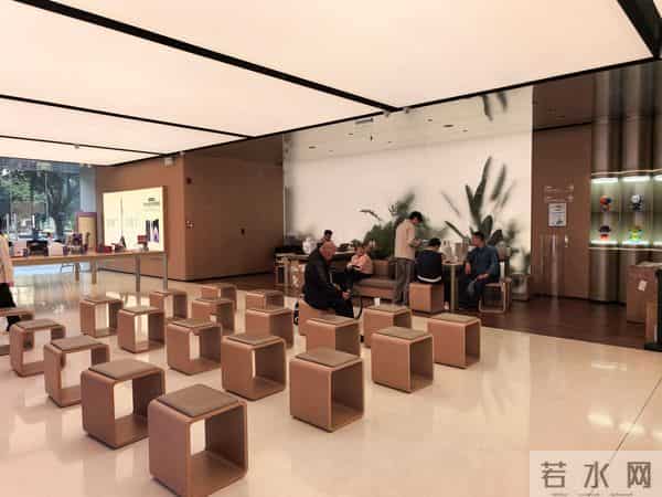 果华米OV荣线下门店大横评：特色服务花样百出，卖不动货却不可或缺