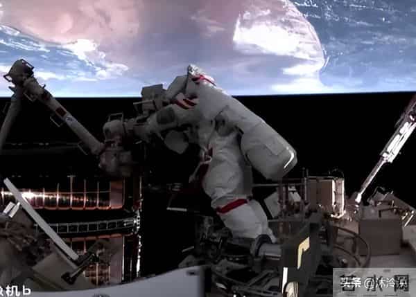 神21乘组圆满完成第一次出舱