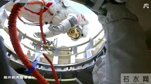 被美国骗了？航天员出舱巡检神舟二十号飞船：画面还原太空原貌