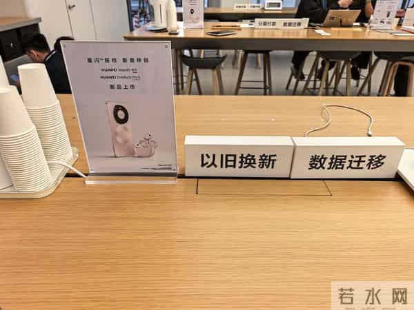 果华米OV荣线下门店大横评：特色服务花样百出，卖不动货却不可或缺