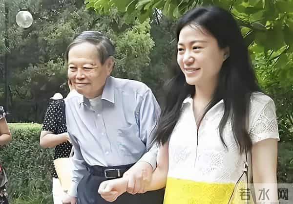 杨振宁去世不到两个月,翁帆发声回忆丈夫,仅凭一个举动口碑暴增