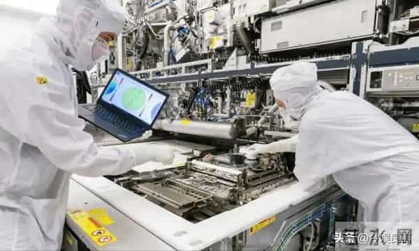 退休即叛逃!台积电75岁前副总带20箱机密,转身就成英特尔副总裁