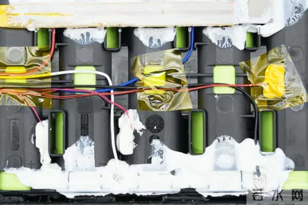 自带线 + 数显屏 + 120W 快充+ 20000mah，酷态科 25 号超级电能块 SE拆解