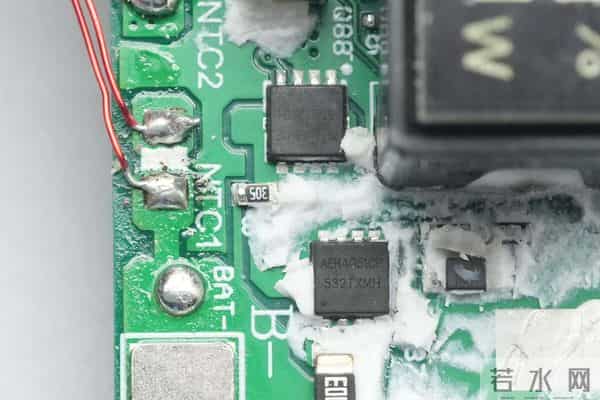 自带线 + 数显屏 + 120W 快充+ 20000mah，酷态科 25 号超级电能块 SE拆解