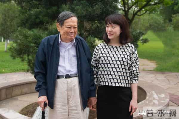 杨振宁清华追悼会上，遗孀翁帆哽咽发声，对丈夫的特殊称呼显真情