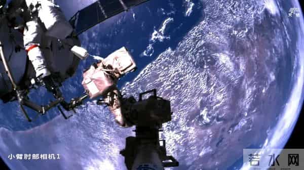 被美国给骗了？航天员出舱巡检神舟二十号飞船：画面还原太空原貌