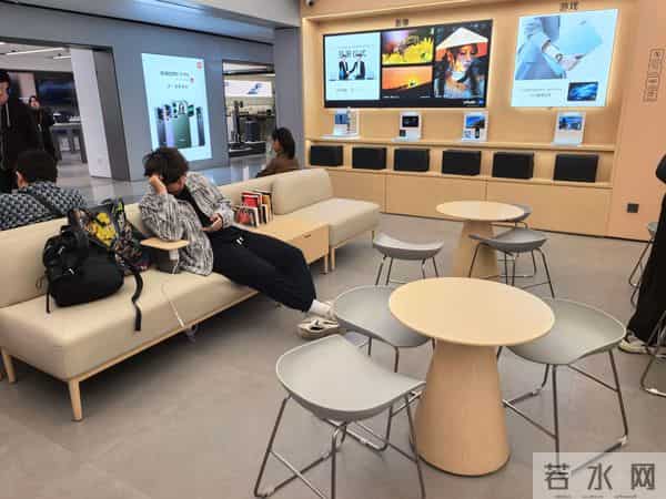 果华米OV荣线下门店大横评：特色服务花样百出，卖不动货却不可或缺