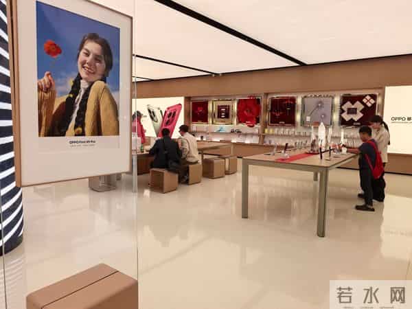 果华米OV荣线下门店大横评：特色服务花样百出，卖不动货却不可或缺