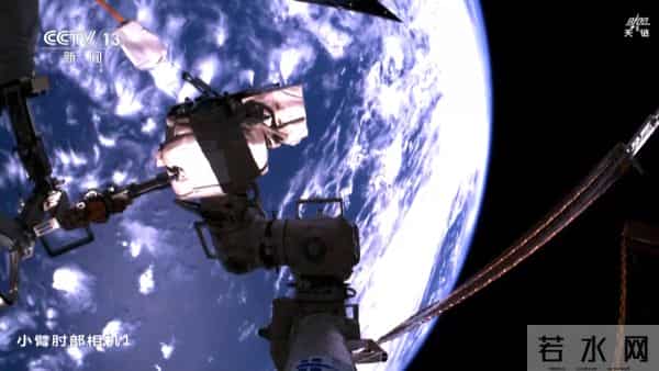 被美国骗了？航天员出舱巡检神舟二十号飞船：画面还原太空原貌