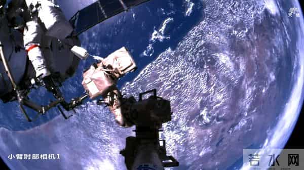 神舟二十一号首次出舱成功，碎片防护装置安装完成，下次将修飞船