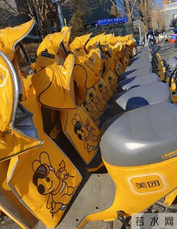 数央网观察:美团为电单车装挡风被,网友评价出奇一致