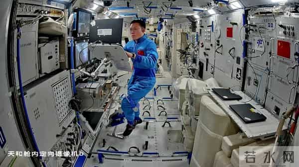 神舟21号乘组首次！2人先后出舱8小时，干了哪两件大事？