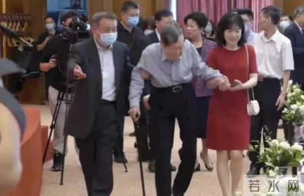 翁帆首次发声追忆杨振宁，数次哽咽，泣不成声，继子杨光诺没说错