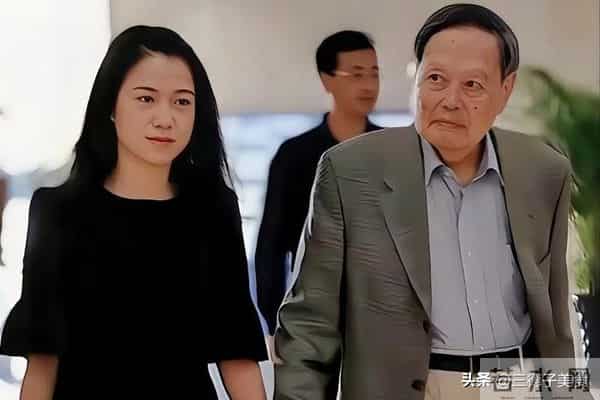 杨振宁清华追悼会上，遗孀翁帆哽咽发声，对丈夫的特殊称呼显真情