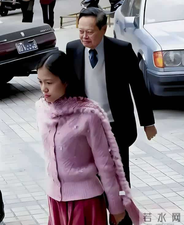 翁帆公开悼念杨振宁，暴露对他的特别称呼，字字暗藏深意