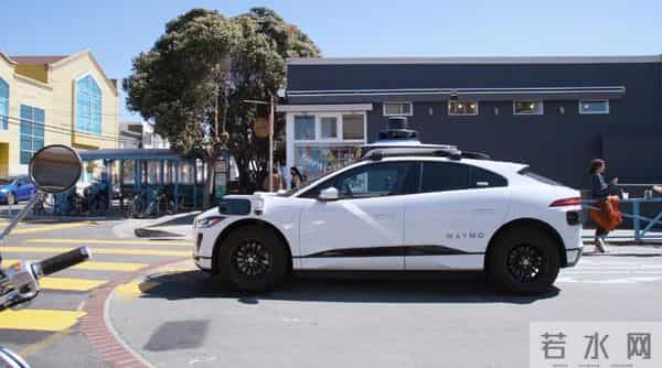 马斯克贴脸回怼Waymo！官宣无人出租取消安全员，剧透FSD和芯片新进展