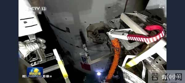 神舟二十一8小时出舱:舷窗裂缝前,人类给空间站装了“宇宙铠甲”