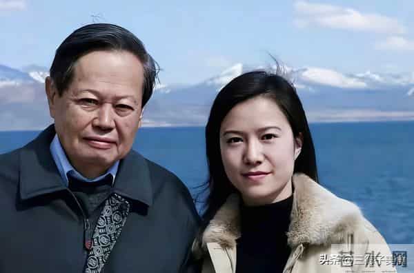 杨振宁清华追悼会上，遗孀翁帆哽咽发声，对丈夫的特殊称呼显真情