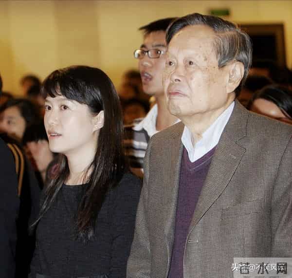 翁帆在追思会首次发声，红着眼追忆与杨振宁的过往。