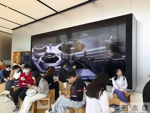 果华米OV荣线下门店大横评：特色服务花样百出，卖不动货却不可或缺