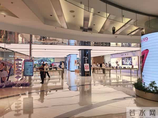 果华米OV荣线下门店大横评：特色服务花样百出，卖不动货却不可或缺