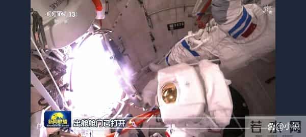 神舟二十一8小时出舱:舷窗裂缝前,人类给空间站装了“宇宙铠甲”