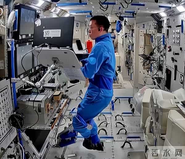 神21乘组圆满完成第一次出舱