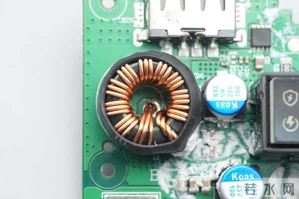 自带线 + 数显屏 + 120W 快充+ 20000mah，酷态科 25 号超级电能块 SE拆解