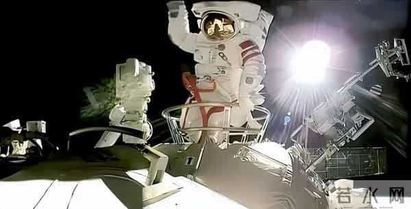 被美国给骗了？航天员出舱巡检神舟二十号飞船：画面还原太空原貌