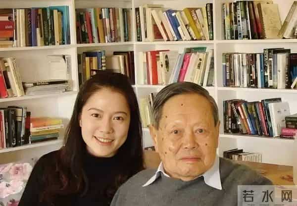 杨振宁去世不到两个月,翁帆发声回忆丈夫,仅凭一个举动口碑暴增