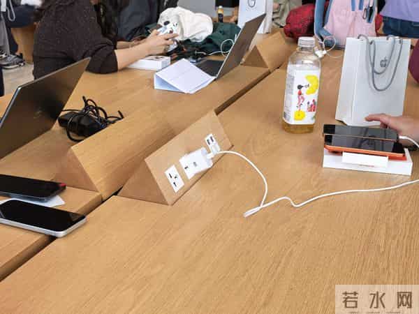 果华米OV荣线下门店大横评：特色服务花样百出，卖不动货却不可或缺