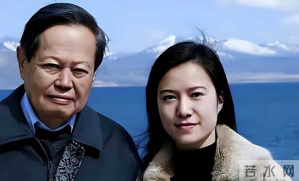 杨振宁去世不到两个月,翁帆发声回忆丈夫,仅凭一个举动口碑暴增