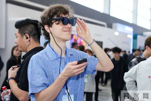 TCL祭出最强AI全家桶：眼镜冰洗大屏机器人AI无处不在