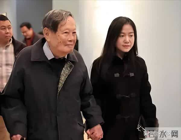 翁帆在追思会首次发声，红着眼追忆与杨振宁的过往。