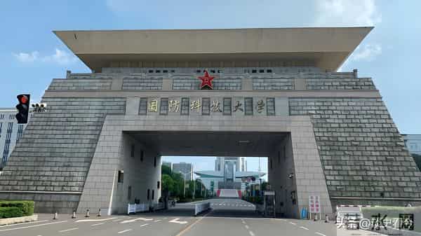 李磊曾经也是青年才俊，从北大转入国防科大博士，家庭背景深厚