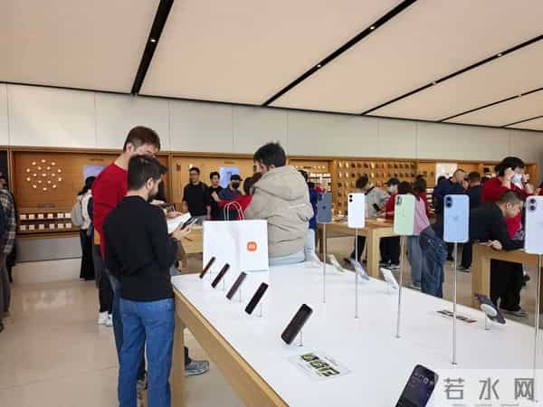 果华米OV荣线下门店大横评：特色服务花样百出，卖不动货却不可或缺