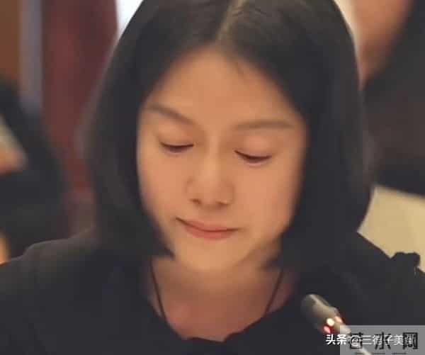 杨振宁清华追悼会上，遗孀翁帆哽咽发声，对丈夫的特殊称呼显真情