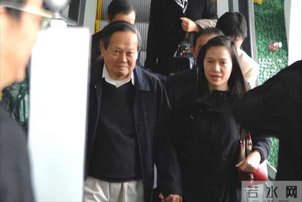 杨振宁去世不到两个月,翁帆发声回忆丈夫,仅凭一个举动口碑暴增