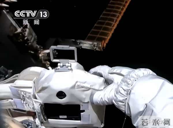 神21乘组圆满完成第一次出舱