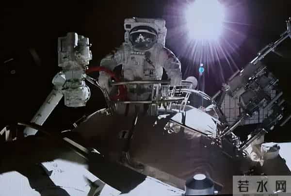 被美国骗了？航天员出舱巡检神舟二十号飞船：画面还原太空原貌