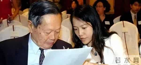 杨振宁去世不到两个月，翁帆发声回忆丈夫，仅凭一个举动口碑暴增